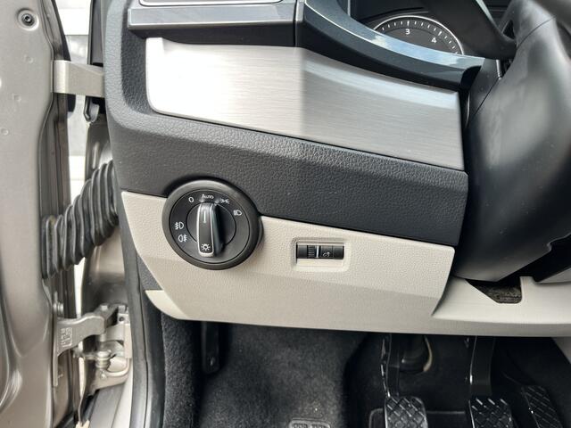 Volkswagen TRANSPORTER 2.0 TDI L2H1 DC Airco Cruise controle Apple carplay Trekhaak 2500kg trekgewicht Parkeerhulp voor en achter 5-Persoons Euro 6 Telefoonverbinding Bpm vrij voor particulier gebruik!!