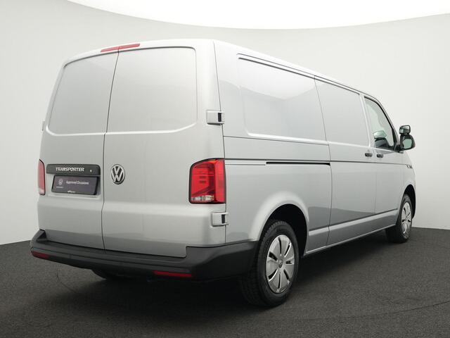 Volkswagen TRANSPORTER 2.0 TDI 110 pk L2H1 28 | Parkeersensoren achter | Navigatie | Cruise control | Carplay | Navigatie