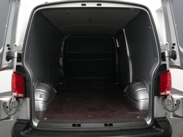 Volkswagen TRANSPORTER 2.0 TDI 110 pk L2H1 28 | Parkeersensoren achter | Navigatie | Cruise control | Carplay | Navigatie