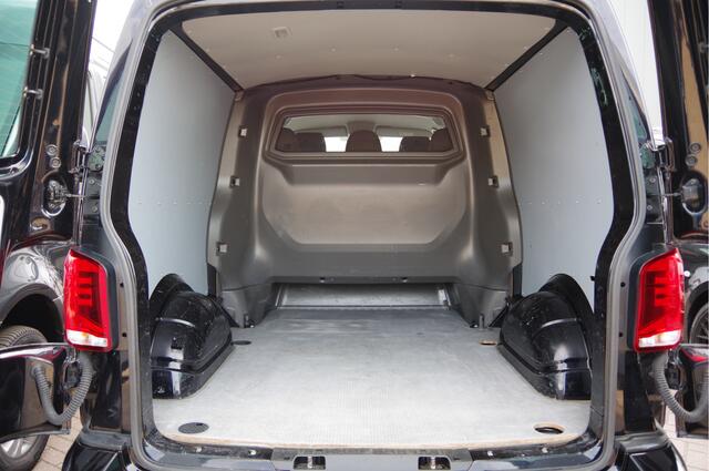 Volkswagen TRANSPORTER 2.0 TDI L2 150PK AUT. DC-5P, LED, 2X SCHUIFDEUR, TREKHAAK, NAVI, CRUISE, LEDER STUUR, PARKEERSENSOREN, MISTLAMPEN, DUBBELE CABINE