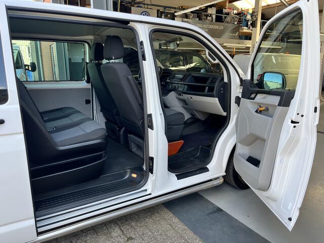 Volkswagen TRANSPORTER 2.0 TDI L2H1 DC Btw en Bpm vrij!! Automaat Dubbele schuifdeur Airco Cruise controle Telefoonverbinding Trekhaak 2500kg trekgewicht 5-Persoons Euro 6 DC 1e eigenaar Ex overheid Dealer onderhouden