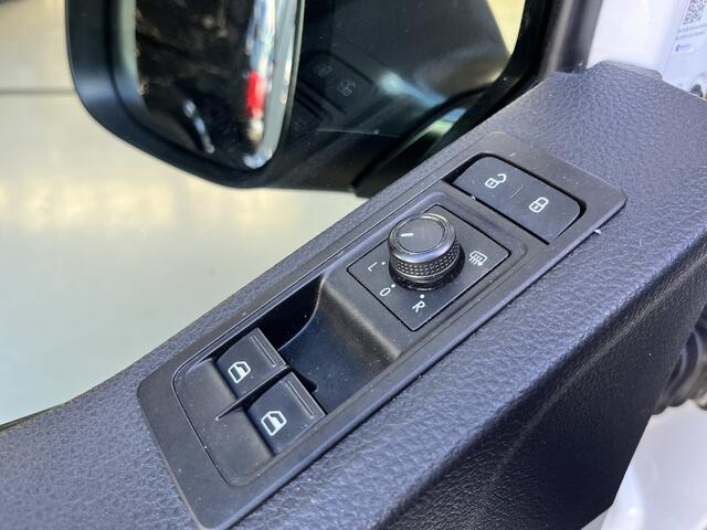 Volkswagen TRANSPORTER 2.0 TDI L2H1 DC Btw en Bpm vrij!! Automaat Dubbele schuifdeur Airco Cruise controle Telefoonverbinding Trekhaak 2500kg trekgewicht 5-Persoons Euro 6 DC 1e eigenaar Ex overheid Dealer onderhouden