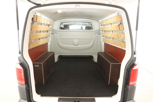 Volkswagen TRANSPORTER 2.0 TDI L2H1 | Dubbele Cabine | 6 Persoons | 140PK Airco Trekhaak Bluetooth Elektrpakket Schuifdeur Lat om Lat