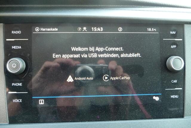 Volkswagen TRANSPORTER 2.0 TDI L2H1 30 Highline DC 5 zits Aut 204 pk 2 zijschuifdeur, trekhaak, BPM vrij