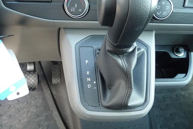 Volkswagen TRANSPORTER 2.0 TDI L2H1 30 Highline DC 5 zits Aut 204 pk 2 zijschuifdeur, trekhaak, BPM vrij