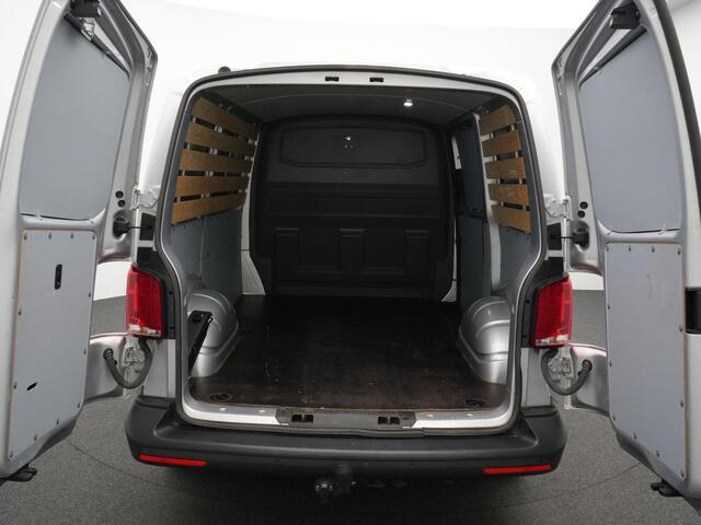 Volkswagen TRANSPORTER 2.0 TDI 110 pk L1H1 28 | Cruise Control | Trekhaak | Parkeersensor achter | Apple Carplay/Android Auto