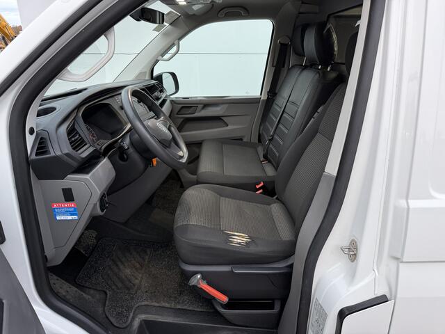 Volkswagen TRANSPORTER 2.0 TDI 150PK Automaat L2H1 Airco Cruise Control Trekhaak Carplay Navigatie 3 Stoelen Parkeersensoren