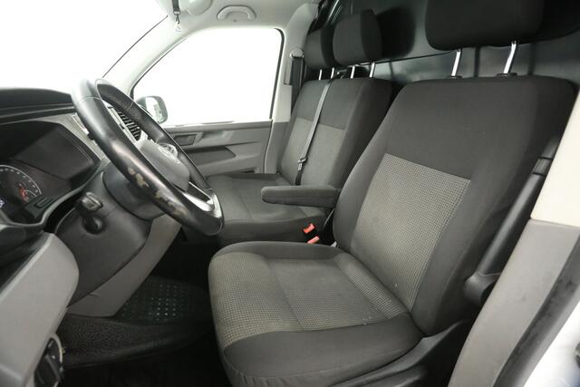 Volkswagen TRANSPORTER 2.0 TDI L2H1 | Airco | Adap. Cruise | 3-Zits | Trekh. | Camera | Carplay | Stoelverw.