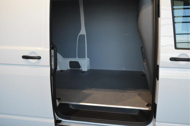 Volkswagen TRANSPORTER 2.0 TDI L2H1 navi airco cruise pdc trekhaak 110 pk !!