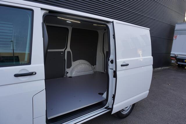 Volkswagen TRANSPORTER 110pk L1H1 2x Schuifdeur Trekhaak Apple Carplay Standkachel Airco Cruise control