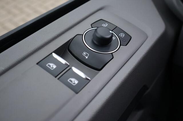 Volkswagen TRANSPORTER 2.0 TDI L2H1 30 Style Automaat | Trekhaak | ACC | LED | 17"