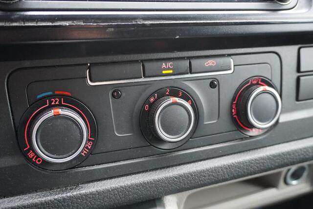 Volkswagen TRANSPORTER 2.0 TDI L2 - Airco - Navi - PDC - Trekhaak - ¤ 8.950,- Excl.