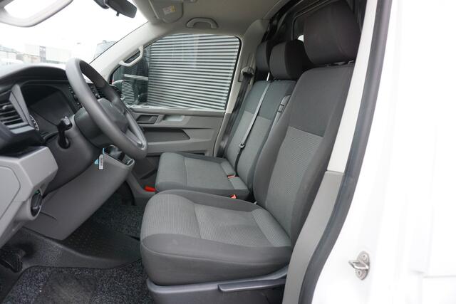 Volkswagen TRANSPORTER L2H1 110pk Apple Carplay Navigatie Trekhaak Cruise control 3-Zits