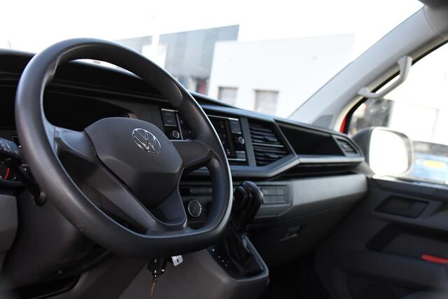 Volkswagen TRANSPORTER 2.0 TDI L2H1 30 DC PB Edition MARGE! Camera, Cruise, Carplay, 150pk, Trekhaak, Multimedia, Automaat, Sensoren, Uniek!