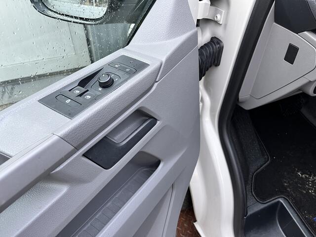 Volkswagen TRANSPORTER 2.0 TDI L1H1 150Pk Airco Cruise controle 2-Persoons Telefoonverbinding Apple carplay Achterklep Zijruit Navigatiesysteem Euro 6 Dealer onderhouden