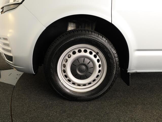Volkswagen TRANSPORTER 2.0 TDI L2H1 32 DC Highline 150 pk Automaat | Navigatie | Trekhaak (afneembaar) | Adaptieve cruise control |