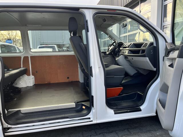 Volkswagen TRANSPORTER Kombi 2.0 TDI L1H1 BTW en BPM VRIJ!! 9-Persoons Airco Cruise control Trekhaak 2500 kg trekgewicht Buitenspiegels elektrisch verstel- en verwarm baar Parkeerhulp vóór en achter, Voorstoelen in hoogte verstelbaar