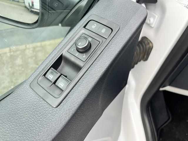 Volkswagen TRANSPORTER Kombi 2.0 TDI L1H1 BTW en BPM VRIJ!! 9-Persoons Airco Cruise control Trekhaak 2500 kg trekgewicht Buitenspiegels elektrisch verstel- en verwarm baar Parkeerhulp vóór en achter, Voorstoelen in hoogte verstelbaar