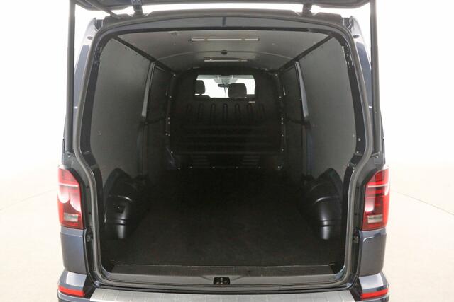 Volkswagen TRANSPORTER 2.0 TDI L2H1 204PK | Aut. | Virtual | Airco | Adap. Cruise | Camera | Carplay | 3 Zits | 2xSchuifdeur | Trekhaak