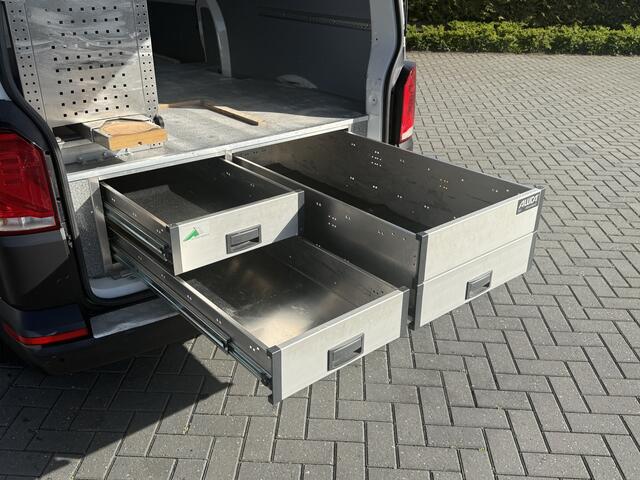 Volkswagen TRANSPORTER 2.0 TDI 150 PK / L2H1 / 1e EIG. / ALUCA INRICHTING / TREKHAAK / IMPERIAAL / CRUISE / AIRCO / NAVI