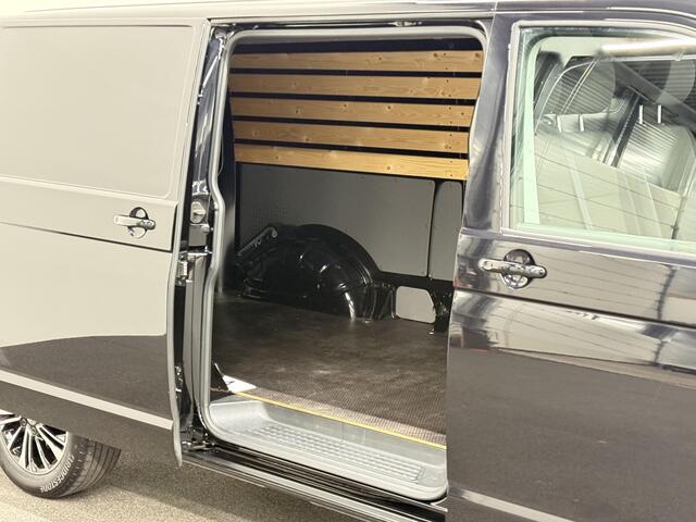 Volkswagen TRANSPORTER 2.0 150PK L2H1 Highline Automaat Airco Navi Parkeersensoren Camera Trekhaak Carplay