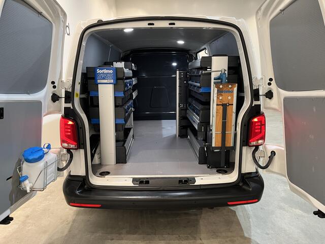 Volkswagen TRANSPORTER 2.0 TDI L2H1 150 PK DSG Automaat / Servicebus / Sortimo Inrichting / Euro 6 / Airco / Cruise Control / CarPlay / Camera / Navigatie