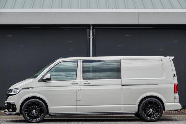 Volkswagen TRANSPORTER L2H1 | Dubbele Cabine | Bulli | 2.0Tdi 150Pk DSG7 | 2x Schuifdeur | Achteruitrijcamera | Spoilerpack | Treeplanken | 20'' | Ascot Grey