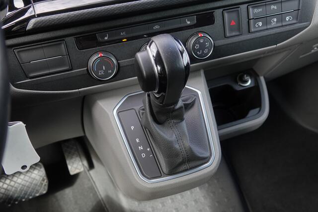 Volkswagen TRANSPORTER L2H1 | Dubbele Cabine | Bulli | 2.0Tdi 150Pk DSG7 | 2x Schuifdeur | Achteruitrijcamera | Spoilerpack | Treeplanken | 20'' | Ascot Grey