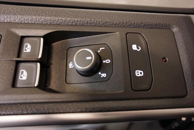 Volkswagen TRANSPORTER 2.0 TDI L2H1 28 Dubbele Cabine Highline Automaat Cruise Control Airco Navigatie Parkeersensoren Camera