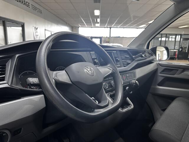 Volkswagen TRANSPORTER 2.0 TDI L2H1 Business/ Trekhaak/ 3-Zitplaatsen voor/ Zij-Schuifdeur Rechts/ Apple + Android/ Airco/ Cruise/ Elek. pakket/ Bluetooth/ Armsteun/ PDC/ Dagrijverl.