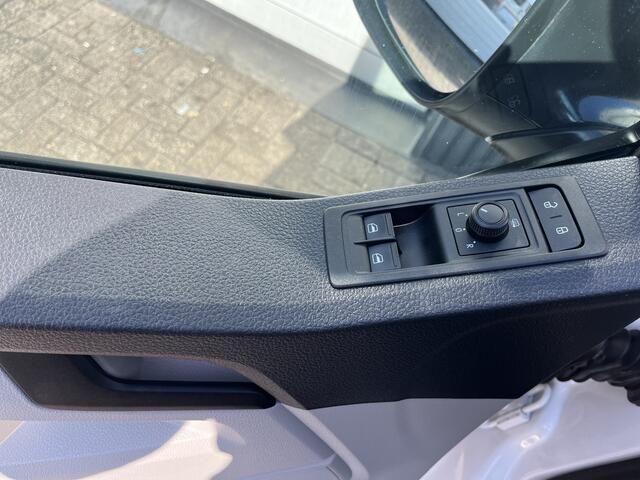 Volkswagen TRANSPORTER Kombi 2.0 TDI L1H1 BTW EN BPM VRIJ!! Airco Trekhaak 2500 kg trekgewicht Telefoonverbinding Groeps vervoer Taxi Combi Tourer Passenger