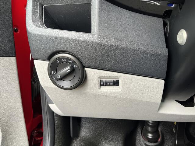Volkswagen TRANSPORTER Kombi 2.0 TDI L2H2 150pk DSG Airco Cruise control Trekhaak 2500kg trekgewicht Parkeersensoren achter Apple carplay Telefoonverbinding Euro 6 Ideaal voor camperombouw! 8-Persoons