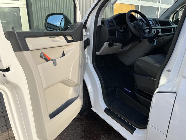Volkswagen TRANSPORTER 2.0 TDI L2H1 Trekhaak 2200kg trekgewicht Imperiaal Euro 6 Airco Cruise controle Navigatie Apple carplay Parkeersensoren achter 2-Persoons
