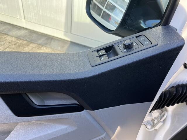 Volkswagen TRANSPORTER 2.0 TDI L2H1 Trekhaak 2200kg trekgewicht Imperiaal Euro 6 Airco Cruise controle Navigatie Apple carplay Parkeersensoren achter 2-Persoons
