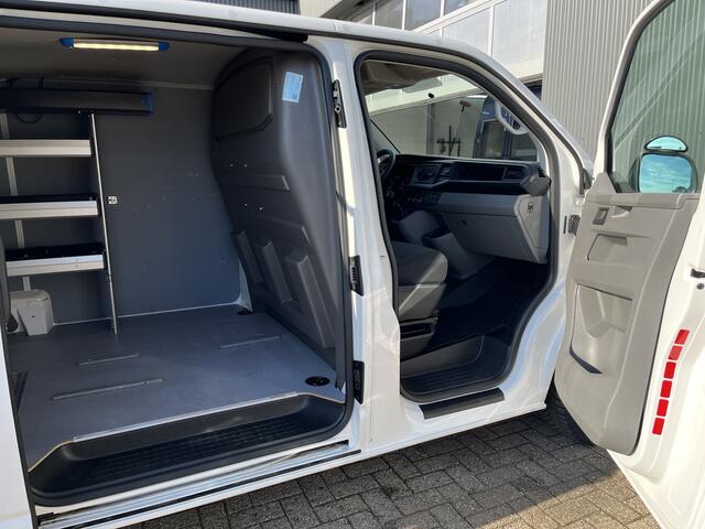 Volkswagen TRANSPORTER 2.0 TDI L2H1 Sortimo Kastinrichting Trekhaak 2200kg trekgewicht Airco Cruise controle Telefoonverbinding Apple carplay Euro 6