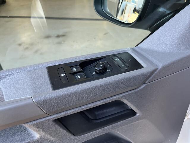 Volkswagen TRANSPORTER 2.0 TDI L2H1 Sortimo Kastinrichting Trekhaak 2200kg trekgewicht Airco Cruise controle Telefoonverbinding Apple carplay Euro 6