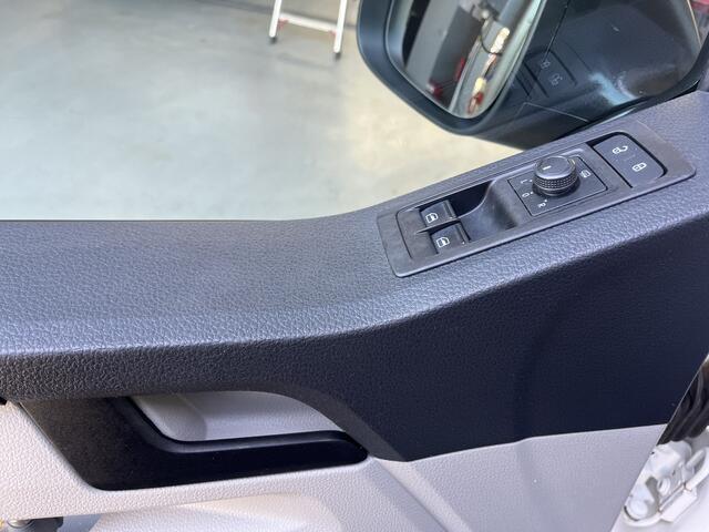 Volkswagen TRANSPORTER Kombi 2.0 TDI L1H1 BTW EN BPM VRIJ!! Euro 6 Airco Cruise controle 8-Persoons Automaat Parkeersensoren voor en achter Telefoonverbinding Ex overheid! 1e eigenaar Personenbus Groepsvervoer Taxi Combi Tourer