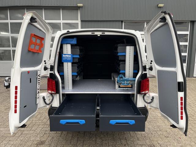 Volkswagen TRANSPORTER 2.0 TDI L2H1 Sortimo Kastinrichting Trekhaak 2200kg trekgewicht Airco Cruise controle Telefoonverbinding Apple carplay Euro 6