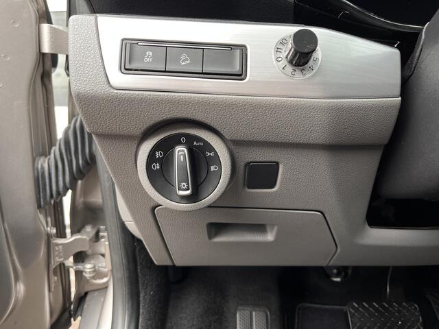 Volkswagen TRANSPORTER T6.1 2.0 TDI L2H1 200 pk DC 4 Motion Highline Bulli 2x elektrische schuifdeuren en achterklep 4x4 Leder Two-tone kleur Airco Cruise controle Trekhaak 2500kg Dealer onderhouden Vol!! Dubbele cabine 4WD BPM VRIJ