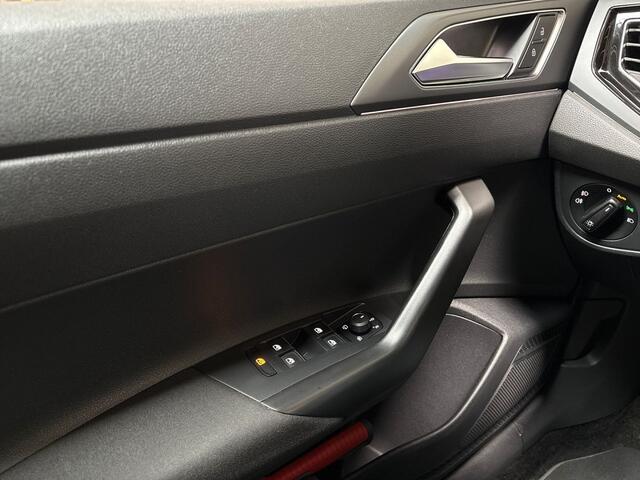 Volkswagen Taigo 1.0 TSI R-Line Automaat (2X R-LINE, VIRTUAL COCKPIT, APPLE CARPLAY, GROOT NAVI, CAMERA, STOELVERWARMING, SPORTSTOELEN, GETINT GLAS, KEYLESS, NIEUWSTAAT)