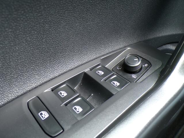 Volkswagen Taigo 1.0 TSI Life, Automaat / Carplay + Android Auto / Camera + Sensoren / Full LED. / Stoelverwarming / 17'' LMV