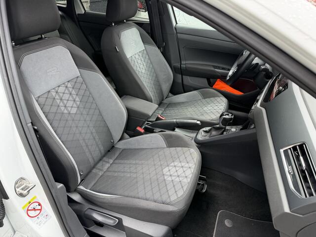 Volkswagen Taigo 1.0 TSI R-Line Pano IQ Light Keyless Beats Virtual