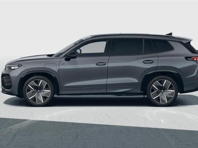 Volkswagen Tayron 1.5 eHybrid 272 Pk Automaat R-Line Edition | Black Style | Panoramadak | Trekhaak | 20 Inch | Full LED | 360 Camera