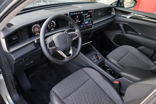 Volkswagen Tayron 1.5 eHybrid Life Edition 150KW/204PK, Snelladen 40KW mogelijk, 60 mnd 100.000km garantie, 18" LMV All season, wegklapbare trekhaak, stoelverwarming, DCC, adaptief onderstel, privacy glas, chrome dakrail, camera, side assist, ACC 3 zone climatronic, park a