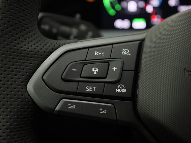 Volkswagen Tayron 1.5eHybrid 200kW/272PK R-Line · Panoramadak · Camera + Parkeersensoren · Apple/Android · Garantie t/m 08-12-2030 of 100000km