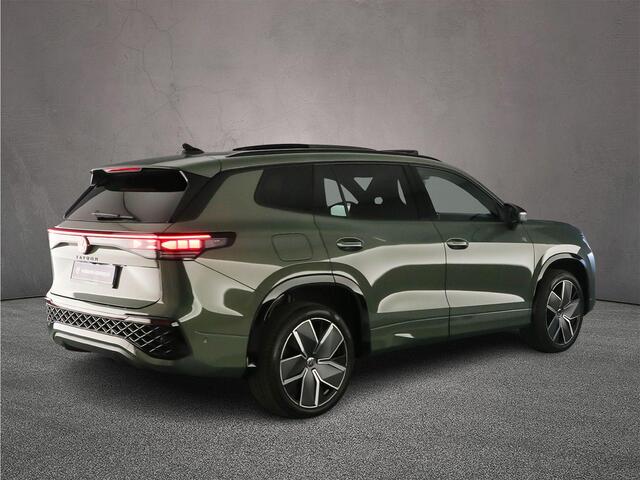 Volkswagen Tayron R-Line Edition 1.5 TSI eHybrid 272pk DSG Automaat Trekhaak, Panoramadak, Black style, Navigatie, Adaptive cruise control, Elektrische achterklep