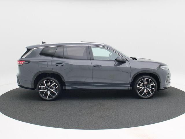 Volkswagen Tayron 1.5 eHybrid 272 Pk Automaat R-Line Edition | Panoramadak | Trekhaak | 20 Inch | Camera | Stuur- en Stoelverwarming | Full LED