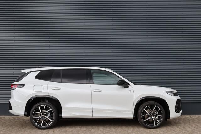Volkswagen Tayron 1.5 eHybrid 272PK R-Line Black Style IQ.Light/Pano/Keyless/Camera/DCC/ACC/ Dodehoek/20"/Trekhaak wegkl.