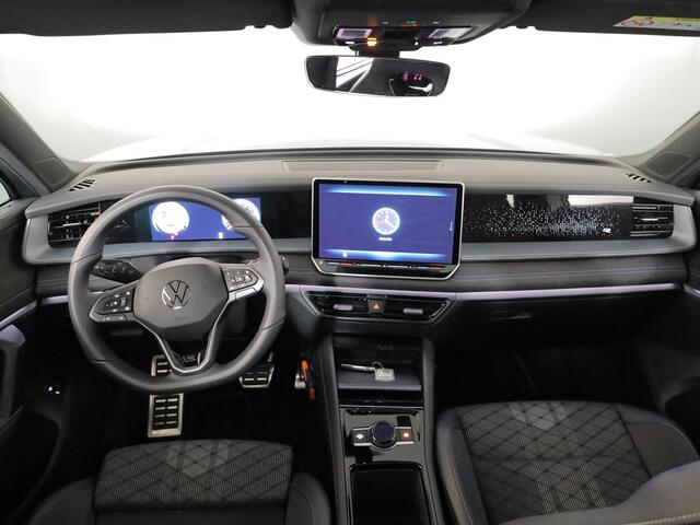 Volkswagen Tayron 1.5 eHybrid R-Line Edition 204 pk Automaat (DSG) | Verlengde garantie | Navigatie | Panoramadak | Trekhaak (wegklapbaar) | Parkeersensoren (Park assist) | Rondomzicht camera | Stoelverwarming | R-Line |