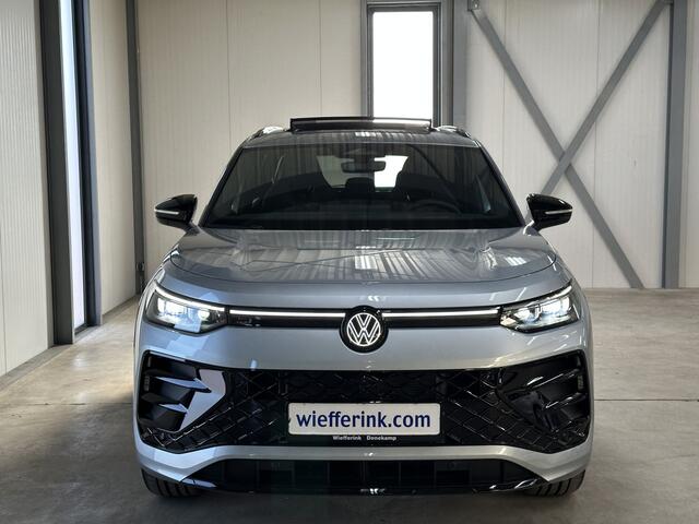 Volkswagen Tayron 1.5 eHybrid R-Line Edition 272pk | Groot scherm | Trekhaak | Pano | 360 camera | Black-style | Head-up | IQ-Light | Massage